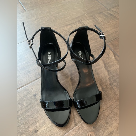 NWOT Michael Kors sandals - Picture 2 of 4